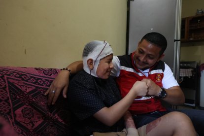 Con un toque de puños Mathías Emanuel y el comandate de los bomberos de Durán, Carlos Montúfar sellaron el pacto.