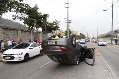 Uno de los dos coches quedó virado, con las llantas hacia arriba.