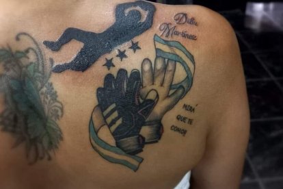 La joven que se tatuó a Emiliano Martínez se hizo tendencia, debido a que en el primer intento le pusieron mal el apellido del golero argentino.