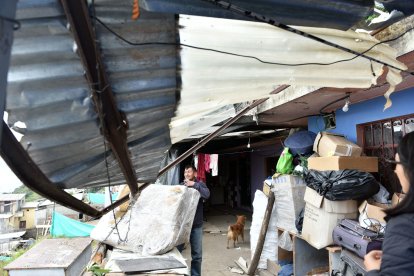 La familia Chicaiza aún no contabiliza el costo de los arreglos de su techo.