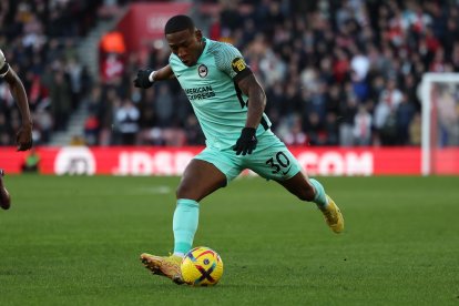 Pervis Estupiñán fue titular en el triunfo del Brighton, en el reinicio de la Premier League.