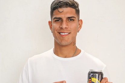 El zaguero ecuatoriano Piero Hincapié sacó una bebida carbonatada elaborada en el país.