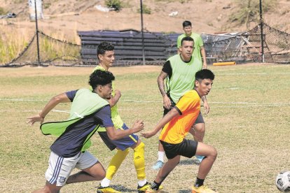 En varias canchas de Guayaquil o de la Vía a la Aurora, el grupo de los Atletas de Cristo entrena para no perder el ritmo.