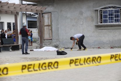 En el sitio encontraron ocho indicios balísticos. El fallecido no tenía antecedentes penales.