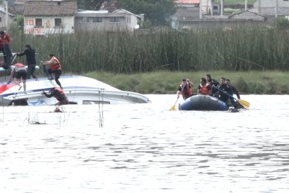 Un grupo de buzos del Goe, trabajó más de tres horas en el rescate de los cuerpos.