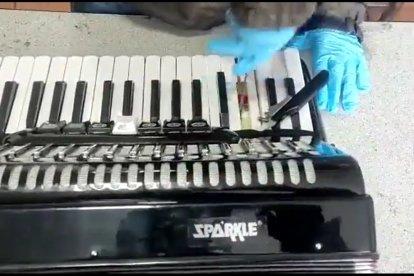 En este acordeón los agentes también encontraron droga.