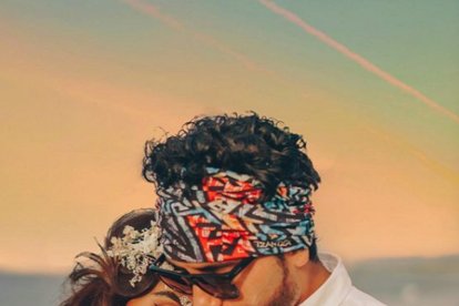 EL PRODUCTOR JONATHAN ESTRADA LE PROPUSO MATRIMONIO A LA CANTANTE DAYANARA PERALTA Y JONATHAN EN LA PLAYA |