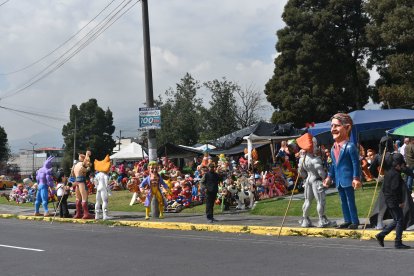 La vereda derecha de la avenida Teniente Hugo Ortiz sirvió para levantar los comercios.