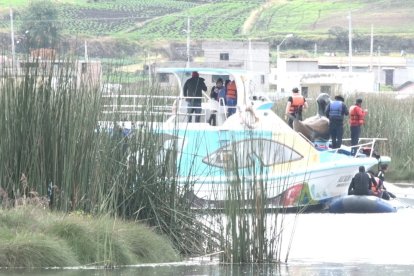 En la laguna, un barco se viró y se hundió. Dos menores de edad y una señora fallecieron.