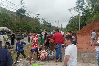 Moradores ayudaron en las tareas de rescate de las víctimas.