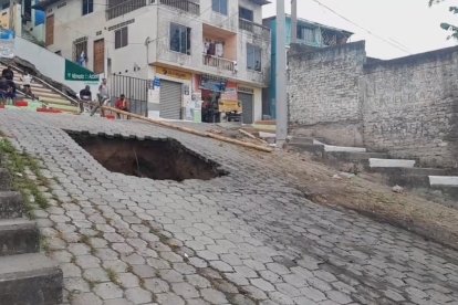 Explosión de tubería provoca un socavón en Esmeraldas