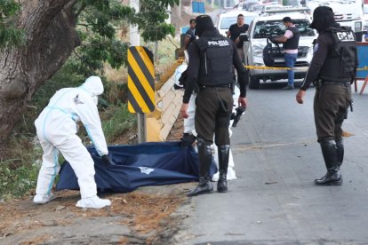 Hallan cuerpo en estado de descomposición en la vía a Daule
