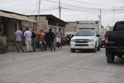 La víctima fue virada cuando iba a desayunar. Sus verdugos llegaron en moto y en carro.