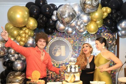 La presentadora con sus hijos durante la celebración.