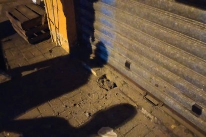 Al pie del local quedaron las huellas de la detonación.