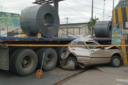 El auto quedó como acordeón. Terminó estrellado contra un muro de cemento.
