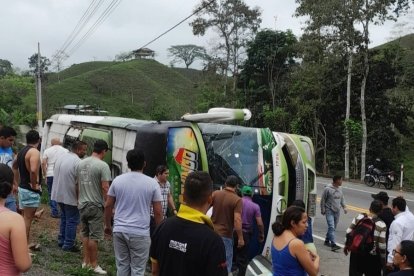Cinco adultos y un menor de edad fallecieron por el volcamiento.