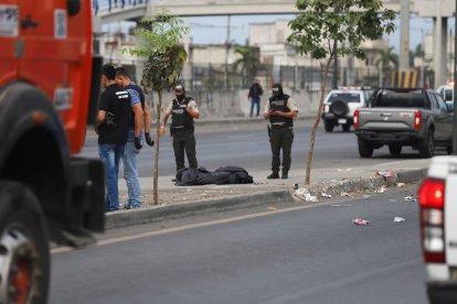 Los restos de la mujer fueron hallados en tres parterres de la vía Perimetral. Fueron cubiertos con una funda plástica negra.