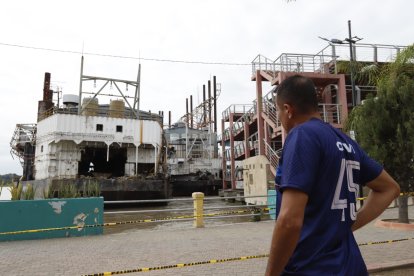 Desde el lado de Durán, ciudadanos observaron los daños que las barcazas causaron en las bases del puente basculante.