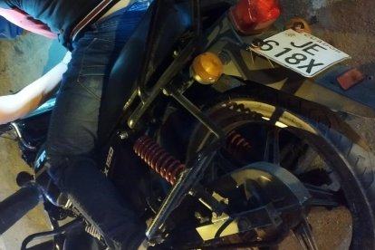 Tras el ataque, el ciudadano extranjero se viró con la moto en la que andaba.