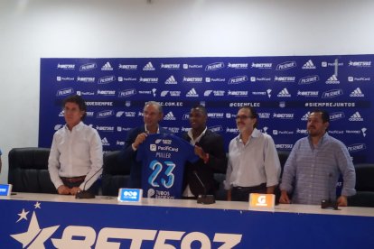 El 23 de los millonarios se puso oficialmente la camiseta azul y el presidente confirmó que se prepararán en Córdoba.