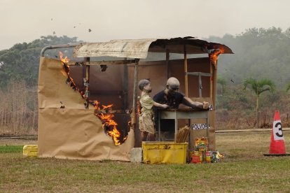 Mediante una demostración con muñecos se evidenció el peligro de manipular pirotecnia ilegal.