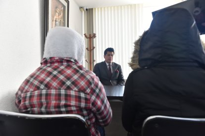 El abogado Alejandro Mancero habla con la víctima y su madre sobre la próxima diligencia judicial.