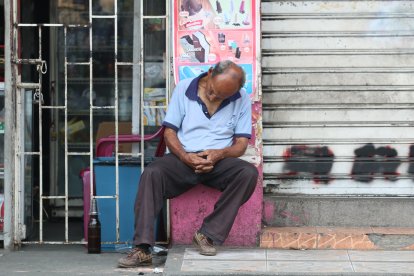 Lo más común en Guayaquil cada 1 de enero es ver escenas de veredas y portales usados como colchones o sillones.