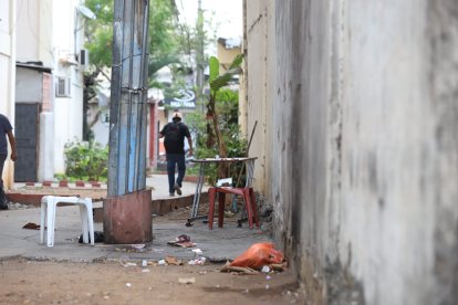 Un grupo de personas jugaban naipes cuando cuatro sicarios llegaron a darles bala.