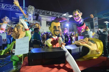 Es una tradición con más de 60 años de historia en la que participan los barrios y familias con arreglos y motivos montados en cada barrio participante.