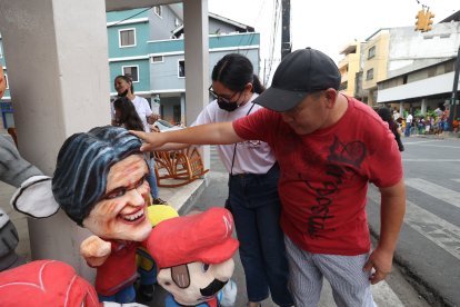 El año viejo del 'presi' es uno de los  más ofrecidos a lo largo de la calle 6 de Marzo, en el centro de Guayaquil.