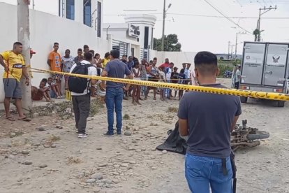 En el momento del ataque de los sicarios, el joven se movilizaba con una mujer que presuntamente sería su pareja sentimental.