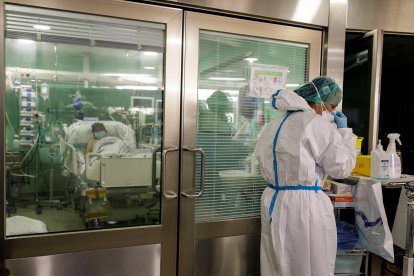 El país asiático se posiciona por debajo de Estados Unidos, como el territorio con más muertes por covid en un día.