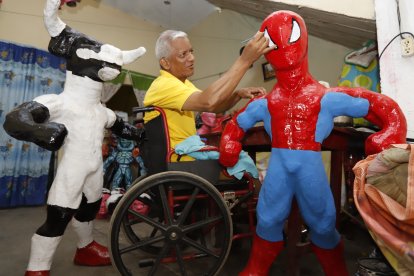 Por su condición, Rolando afirma que se demora unas dos horas en hacer un  monigote sencillo.