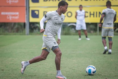 El defensor ecuatoriano Darío Aimar no seguirá en Barcelona, para la temporada 2023.