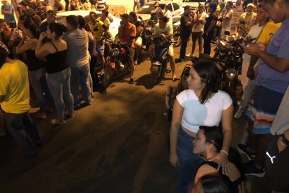 La ex de Peter José Romero lloraba frente al hospital.