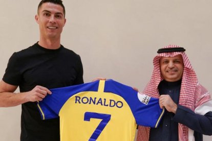 Cristiano Ronaldo ya firmó "oficialmente" un contrato de dos años con Al Nassr FC, de Arabia Saudí