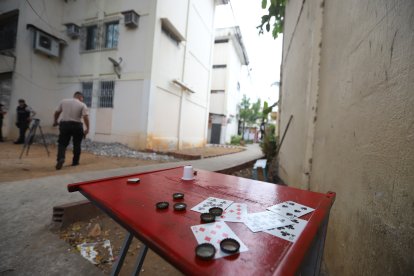 Una de las víctimas falleció en el lugar. Su cuerpo quedó junto a los bancos y los naipes manchados con sangre.