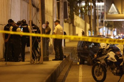 Tres personas fueron baleadas en la avenida del Bombero