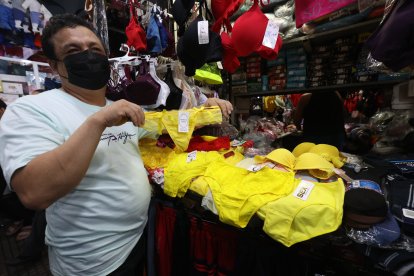 Gonzalo Parra tiene entre su mercadería amarilla tangas, cacheteros y ‘toldos’. Como para todos los gustos.