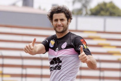 En la temporada 2007, cuando estaba en Universitario, Gustavo Vassallo fue dirigido por el técnico Ricardo Gareca.