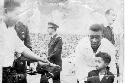 Manuel Cruz entregó a Pelé los pichurca, zapatos de fútbol que fabricaba. Lo hizo en la previa del juego ante Liga de Quito, en 1962.