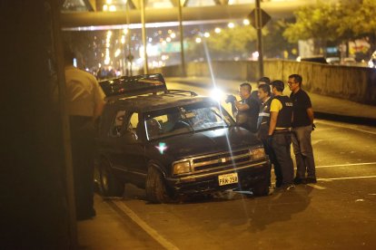 Las víctimas iban en esta Chevrolet Mini Blazer cuando fueron atacadas por sicarios. Los tres murieron dentro del carro. La Policía llegó al lugar.