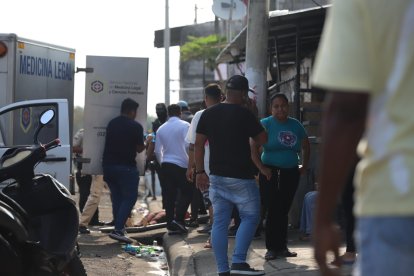 El cuerpo de la víctima mortal, una joven de 18 años, quedó sobre la vereda, recibió tres impactos de proyectil en el tórax.