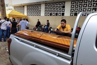 Allegados vieron salir a Carlos Alfredo Vergara hacia una discoteca y la mañana del 1 de enero les avisaron que estaba muerto.