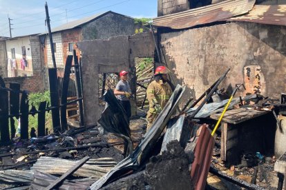 La residencia y pertenencias de la familia quedaron en cenizas y escombros.