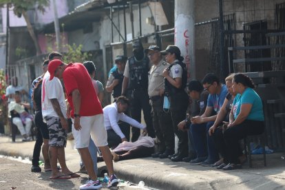 El lamento de los familiares junto al cadáver de la joven asesinada.