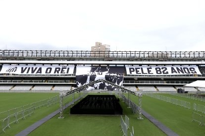 La cancha del estadio Vila Belmiro, en la ciudad de Santos, está lista para el velorio de Pelé, que tendrá una duración de 24 horas.