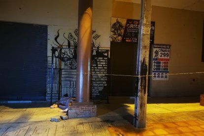 Tras recibir el golpe, el hombre tambaleó y cayó cerca de la puerta de un local.