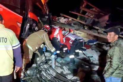 Cuatro heridos graves. Uno es el conductor de la unidad de trasporte interprovincial, quien tras el impacto salió del vehículo.